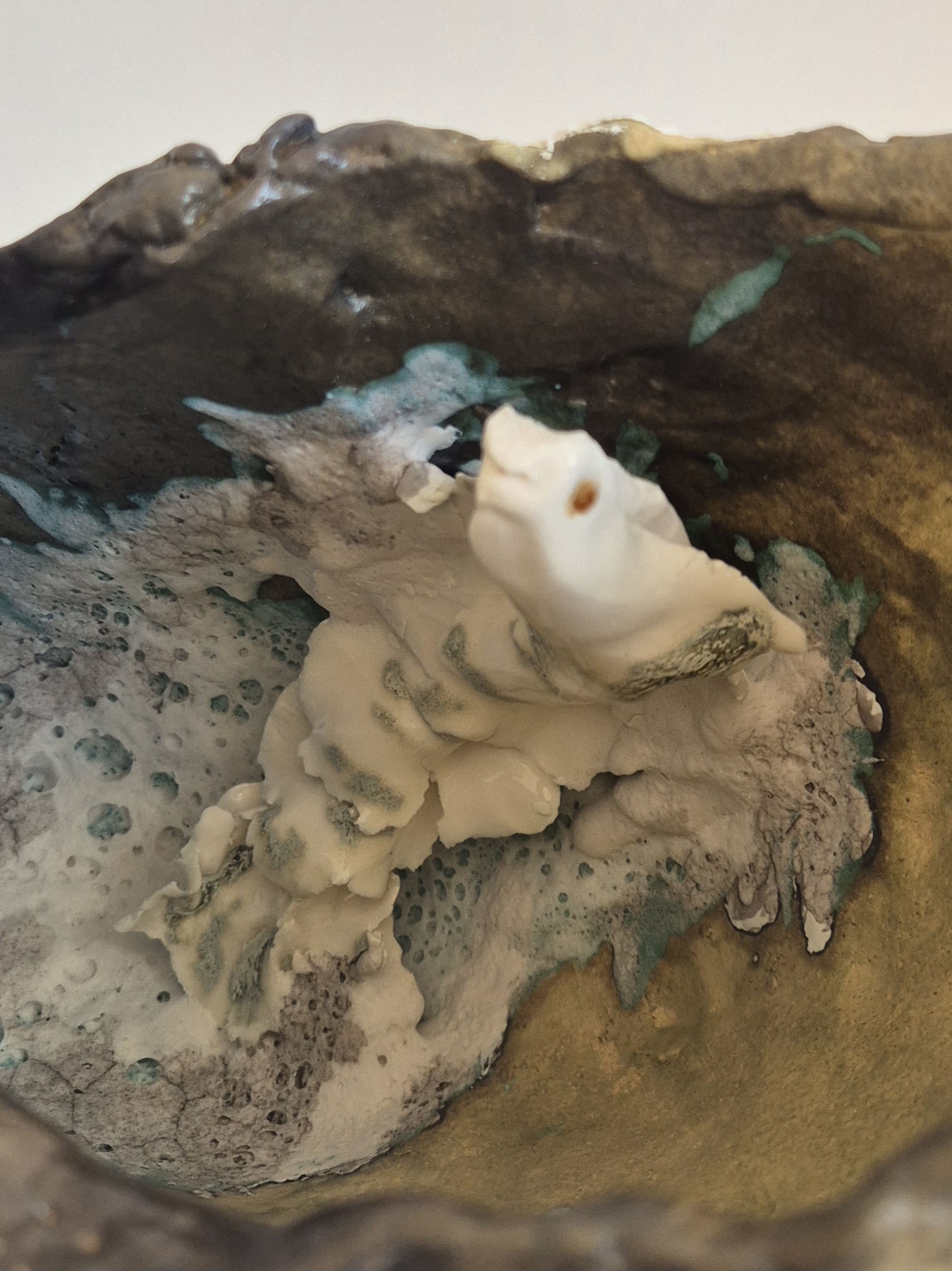 Fossil Type: Nautiloid x Sanctacaris
Location: Amer Delta (NL)
Time horizon: est. late Cambrian
Condition: good
Height: 38 cm / 15 inch
Other specifics: fossil is inhabited by Sanctacaris. Distinct spiraling bands of dark green mineral deposits.
Detail of sanctacaris.